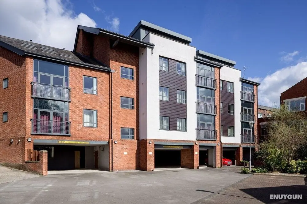 Roomzzz Leeds Headingley - Otopark