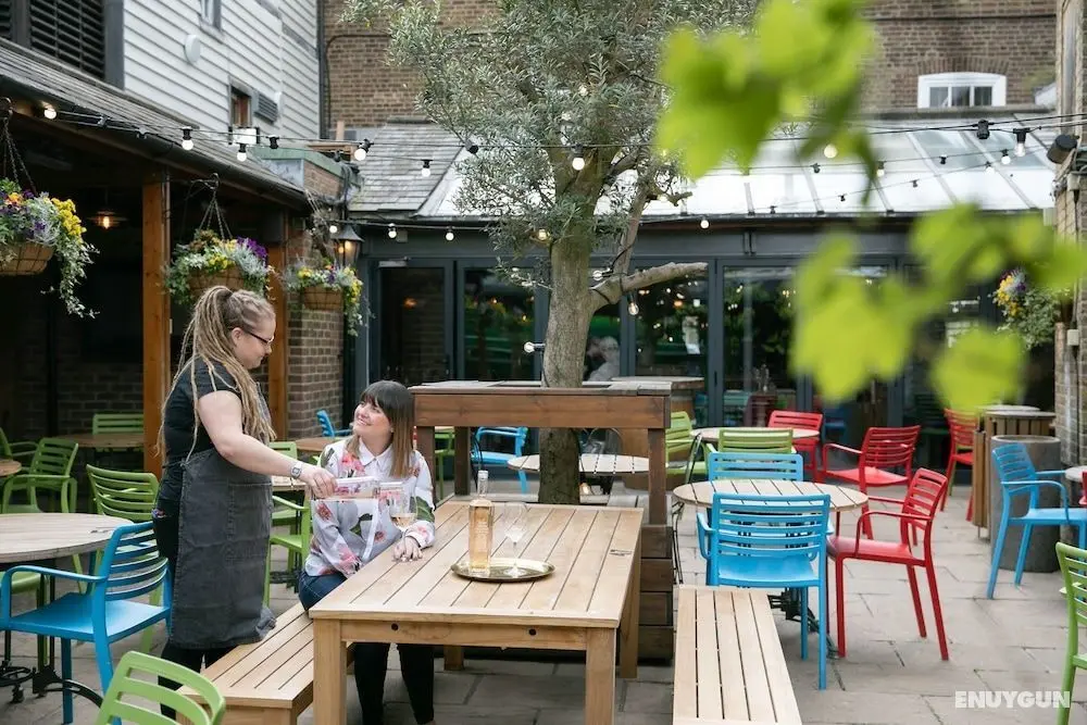 The Rose & Crown Wimbledon - Öne Çıkan Resim