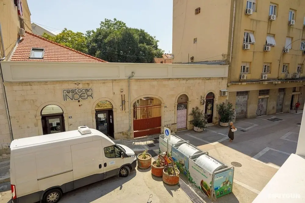 Rose Gold Rooms & Studio With Balcony - Konum Öne Çıkanlar