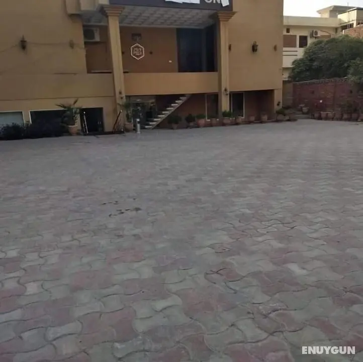 Hotel Royal One Multan - Dış Mekan