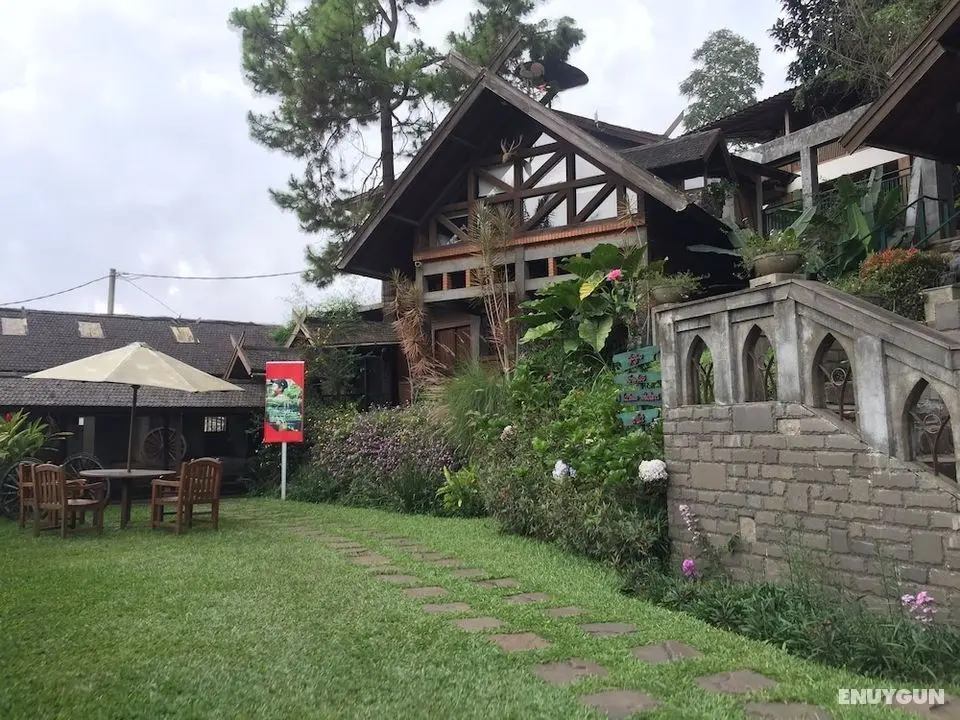 Rumah Stroberi Organic Farm and Lodge - Dış Mekan