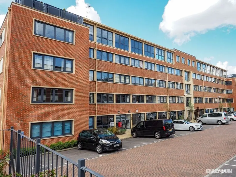 SA Today Apartments Farnborough with Fibre Wi-Fi & Netflix - Konum Öne Çıkanlar