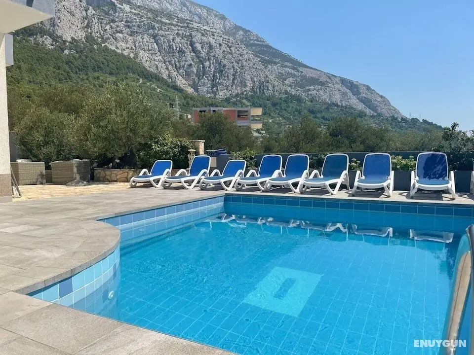 Sandra - With Pool - H - Öne Çıkan Resim