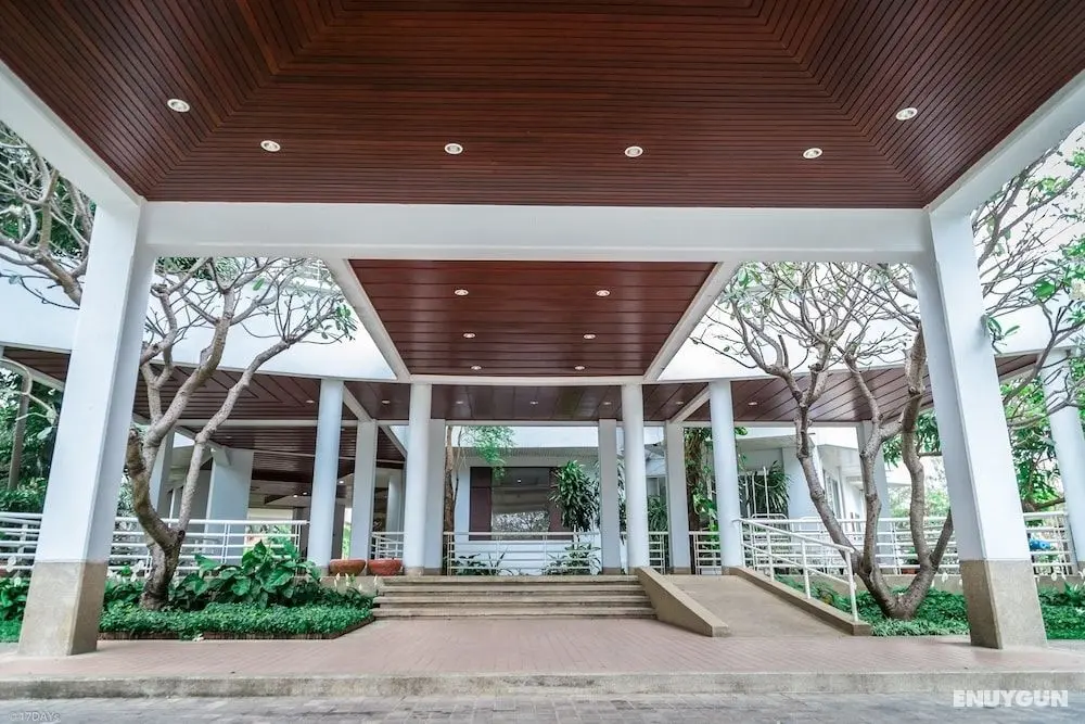 Sandy Beach Condo 17D - Lobi