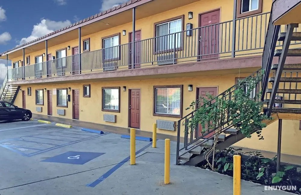 Satellite Motel - Dış Mekan