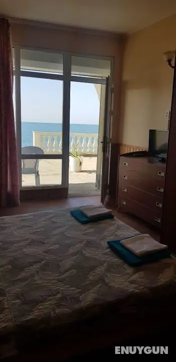 Sea outside window - Lobi