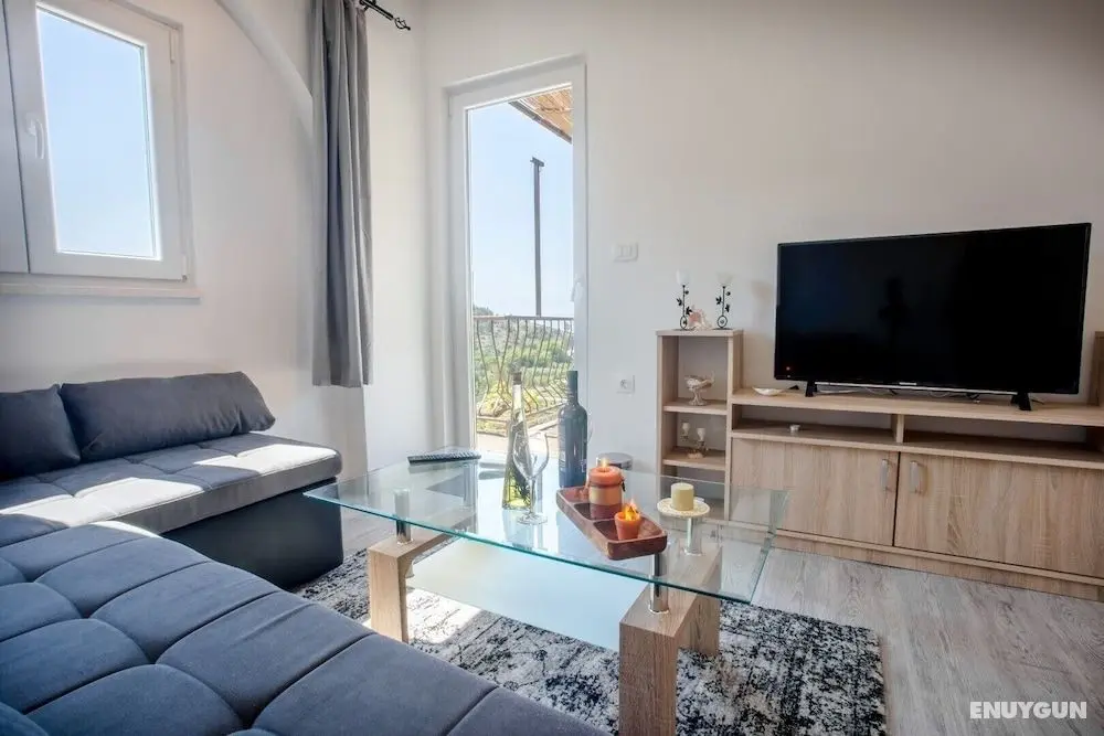 Sea View Apartments Pink & Floyd - Öne Çıkan Resim