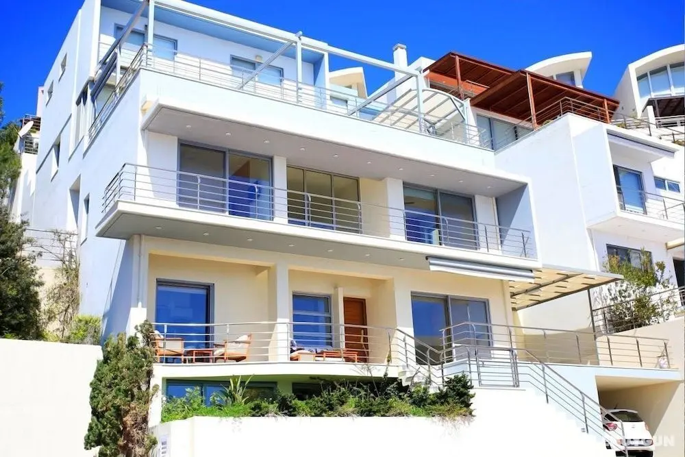 Seafront home 4' walk to private beach - Öne Çıkan Resim