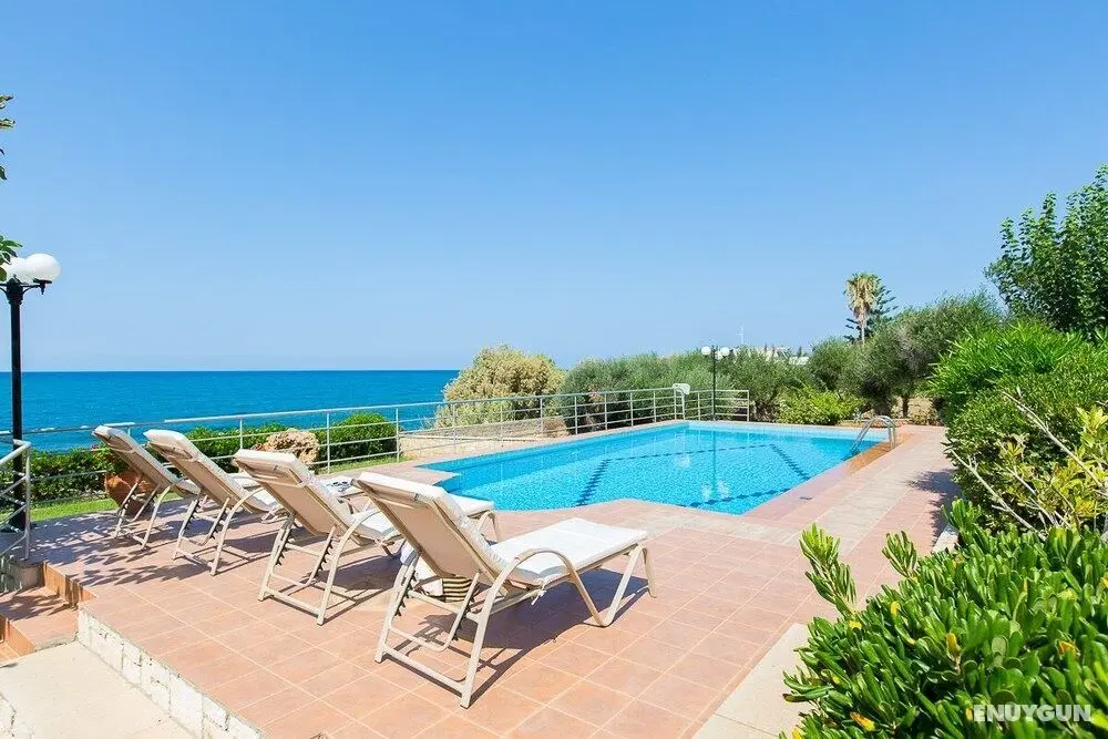 Seafront Villa With Private Beach Best for big Groups and Events - Oda