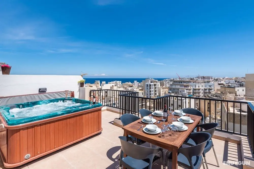Seashells Penthouse Hot Tub Seaview by Getaways Malta - Öne Çıkan Resim