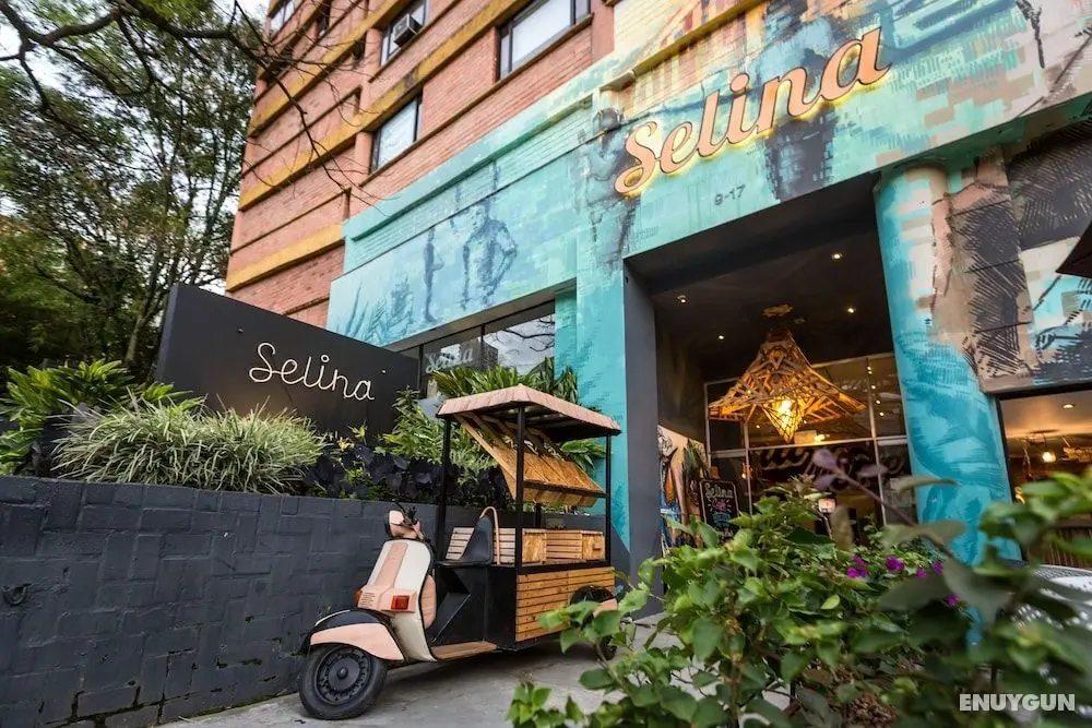 Selina Medellin - Dış Mekan