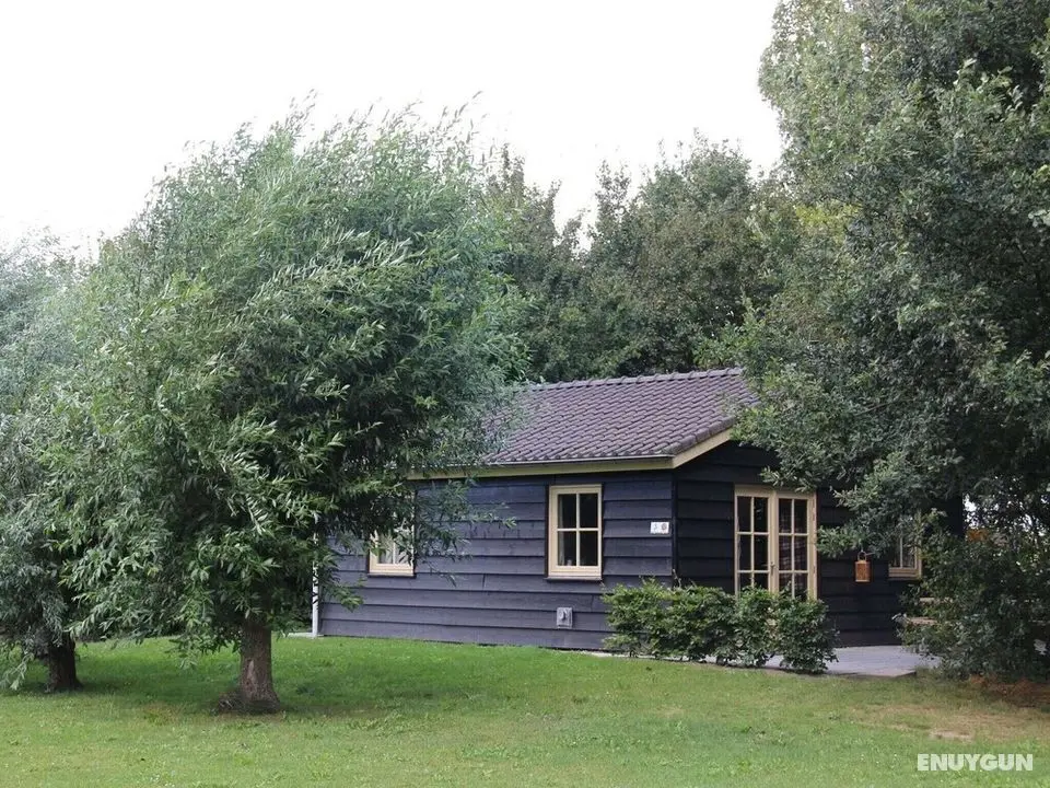 Serene Holiday Home in Lage Zwaluwe With Terrace - Öne Çıkan Resim