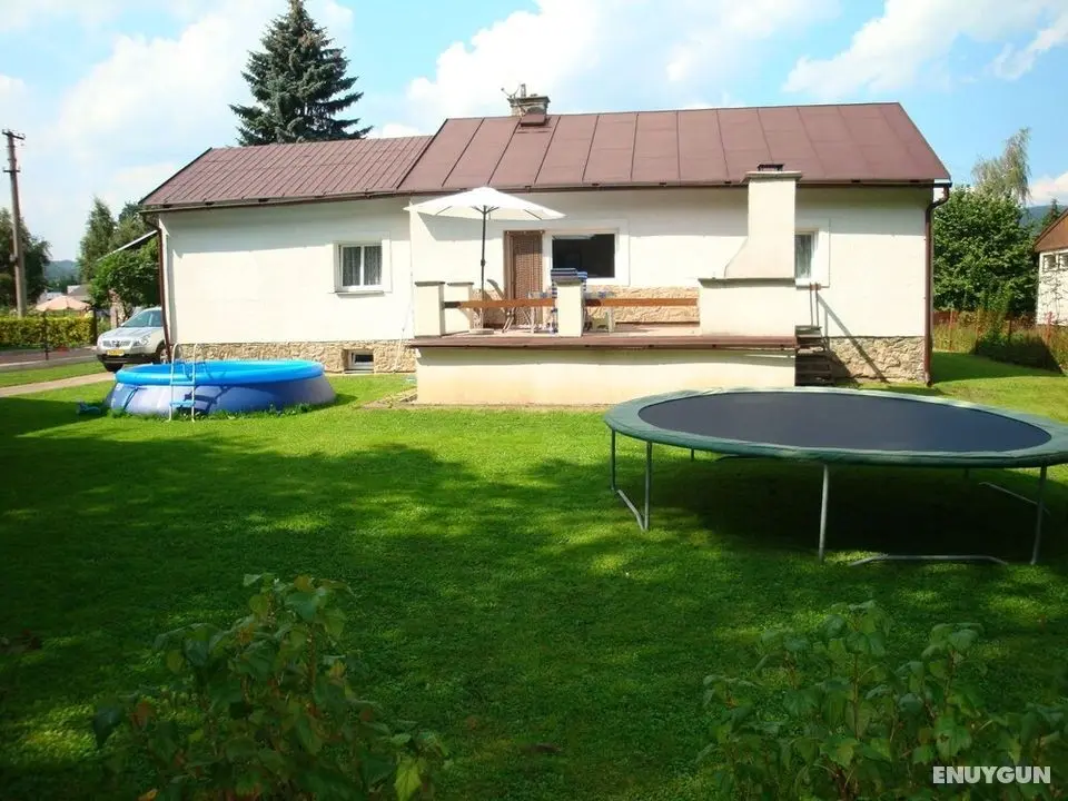 Serene Holiday Home in Mladé Buky with Private Pool and Trampoline - Dış Mekan