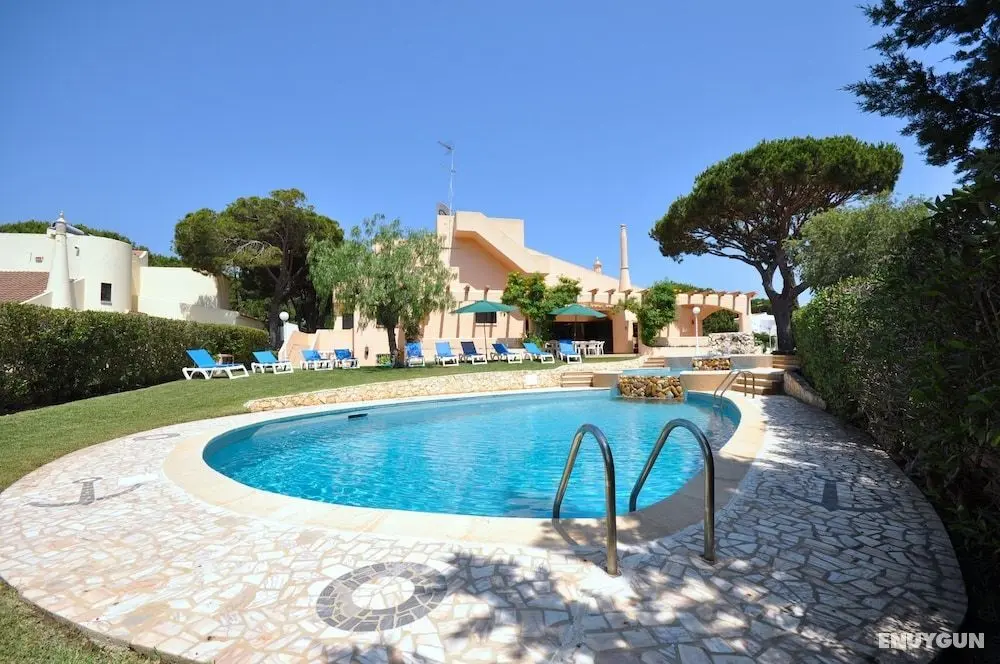 Set in Good Sized, Mature Gardens Which Afford a Very Good Degree of Privacy and - Öne Çıkan Resim