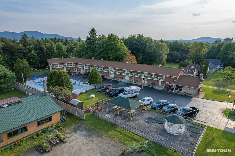 Shaheen's Adirondack Inn - Dış Mekan