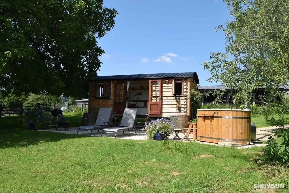 Shephards Hut With Hot Tub in the Cotswolds - Öne Çıkan Resim