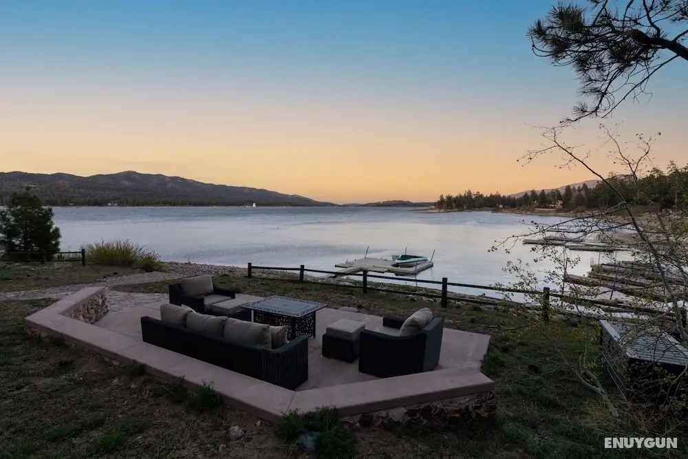 Shoreline Lakehouse by Avantstay Majestic Lakefront Cabin w/ Hot Tub & Fire Pit! - Öne Çıkan Resim