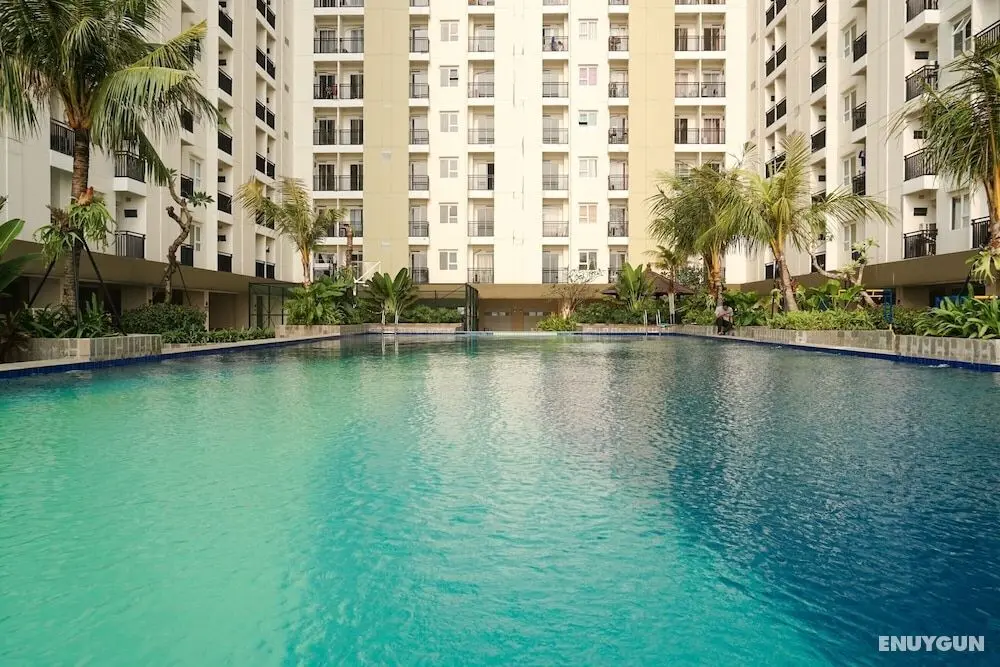 Simple And Homey Studio Room At Cinere Resort Apartment - Havuz