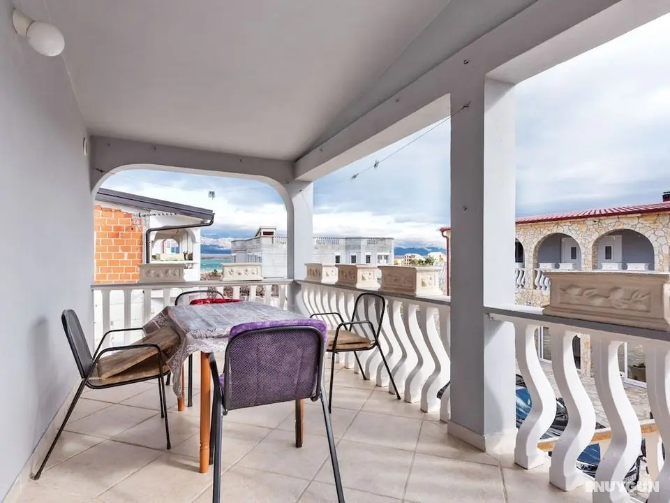 Simplistic Apartment in Vir With Garden - Oda Düzeni