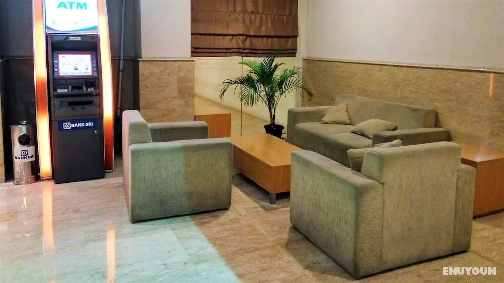Simply Strategic and Homey Studio Signature Park Tebet Apartment - Lobi