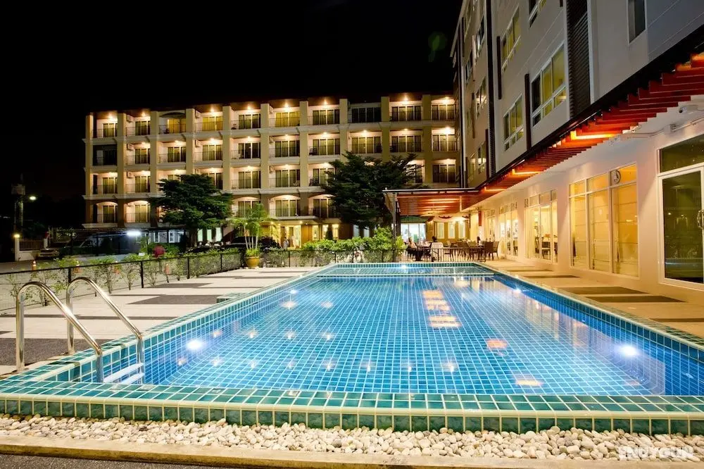 Sinsuvarn Airport Suite - Havuz