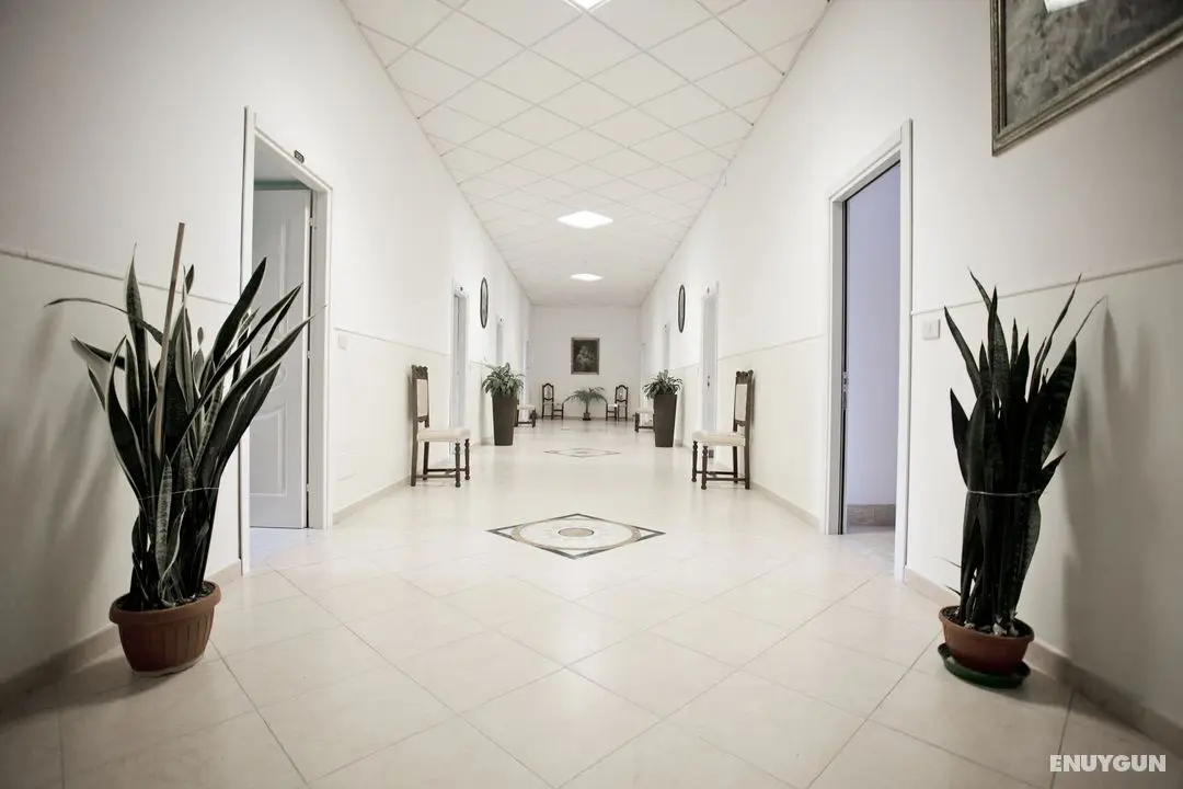 Sisters' Hotel - Genel