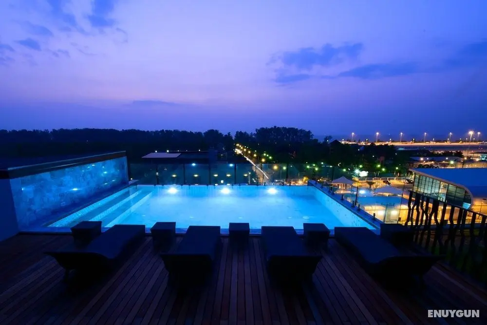 The Sixteenth Naiyang Beach Hotel - Havuz