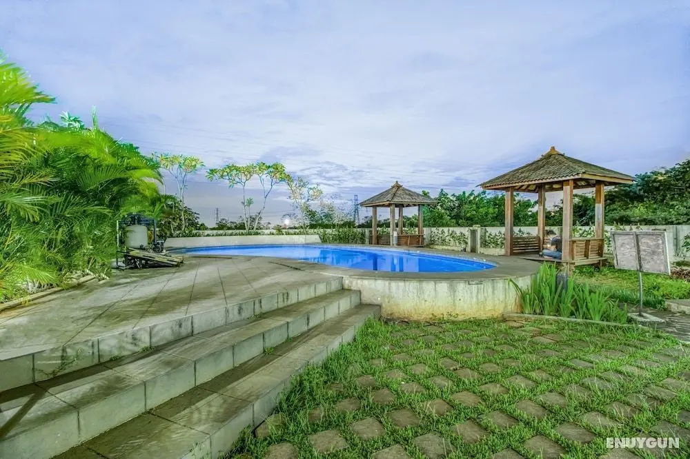 Skyland Bogor Valley Apartments - Havuz