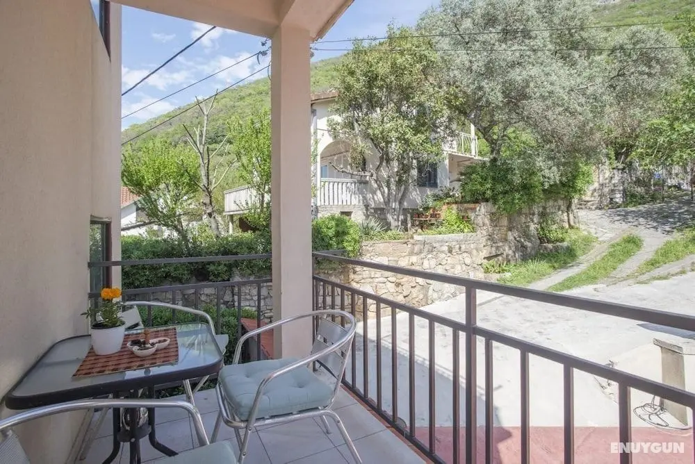 Sleek Studio Flat With Balcony Near Beach in Tivat - Oda