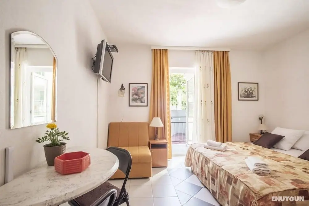 Sleek Studio Flat With Balcony Near Beach in Tivat - Öne Çıkan Resim