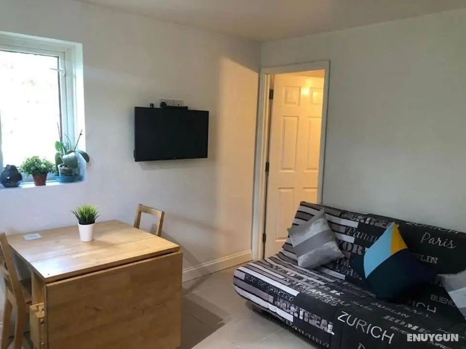 Small Modern Comfortable 2 Bedroom Apartment Cmyr - Öne Çıkan Resim