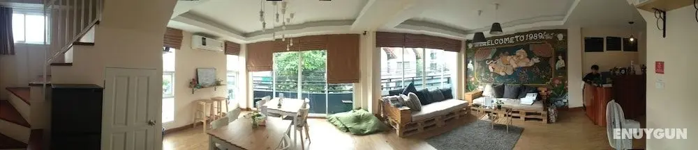 Small Space Cafe and Hostel - Lobi