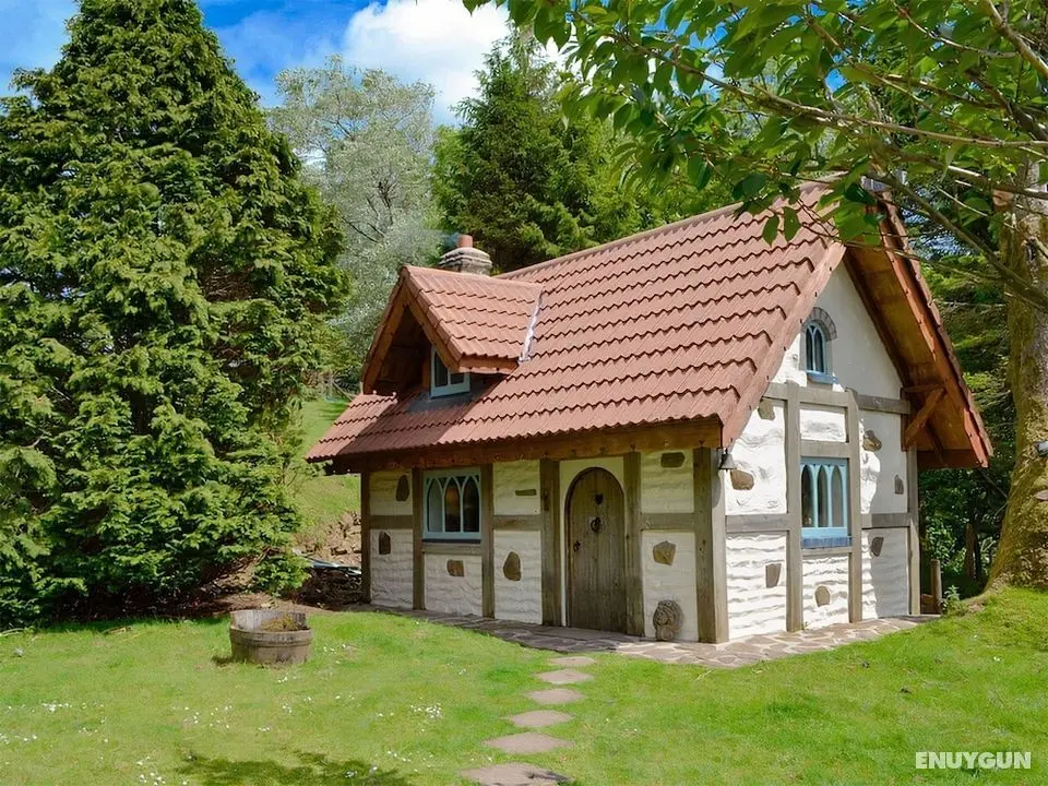 Snow White's House - Farm Park Stay with Hot Tub, BBQ & Fire Pit - Öne Çıkan Resim