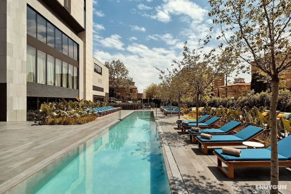Hotel SOFIA Barcelona, in The Unbound Collection by Hyatt - Havuz