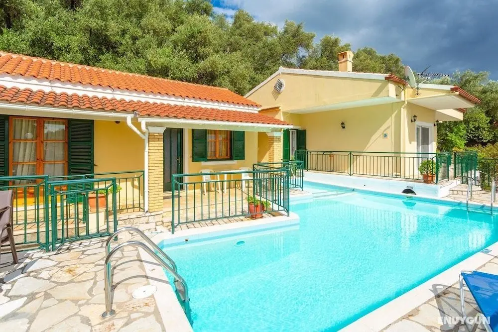 Sofia Large Private Pool Walk to Beach Sea Views A C Wifi Car Not Required - 1552 - Oda