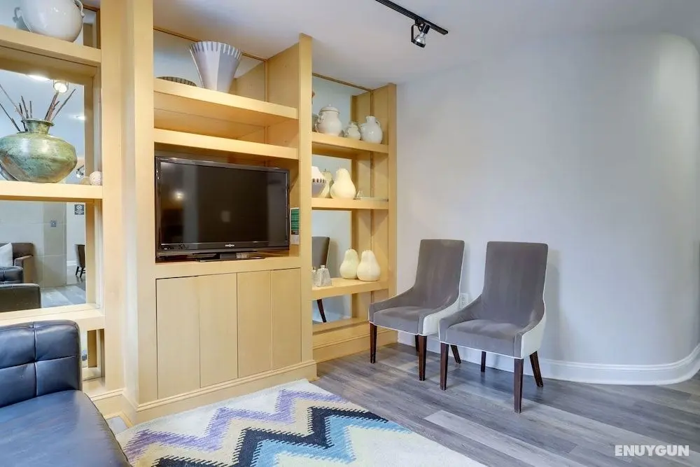 Sophisticated and Beautiful Condo - Lobi