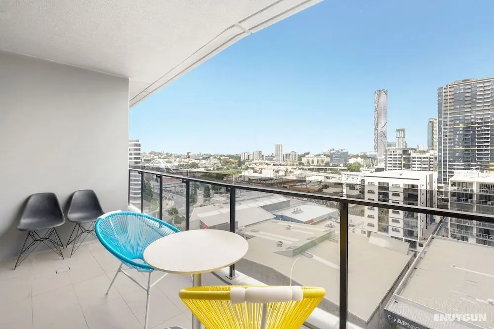 South Brisbane 2 Bedrooms Apartment with Free Parking by KozyGuru - Oda Düzeni