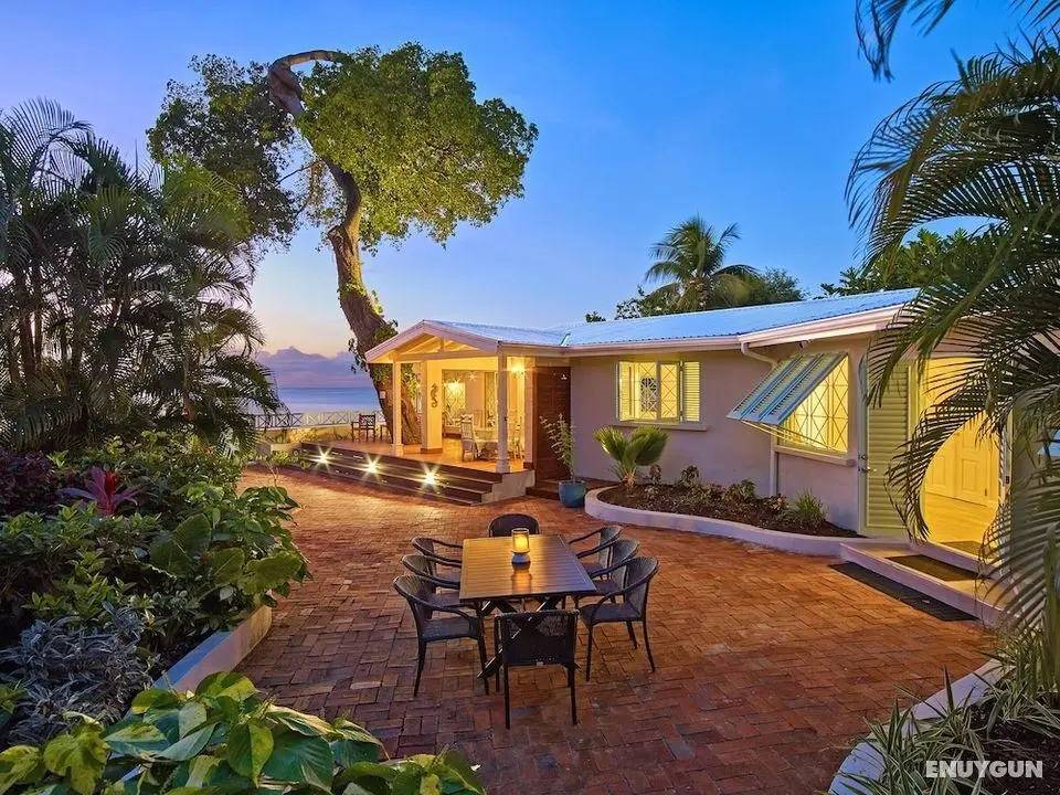 Southwinds Beach House is a 3 Bedroom With Exquisite sea Views - Dış Mekan