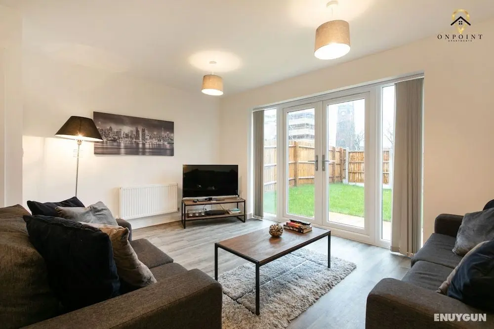 Spacious 3 Bed House with Parking & WiFi - Öne Çıkan Resim