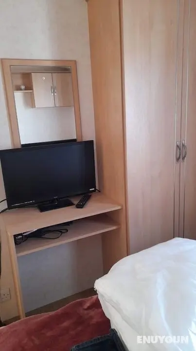 Spacious 3 Bedrooms TV in Each Room Decking - Oda