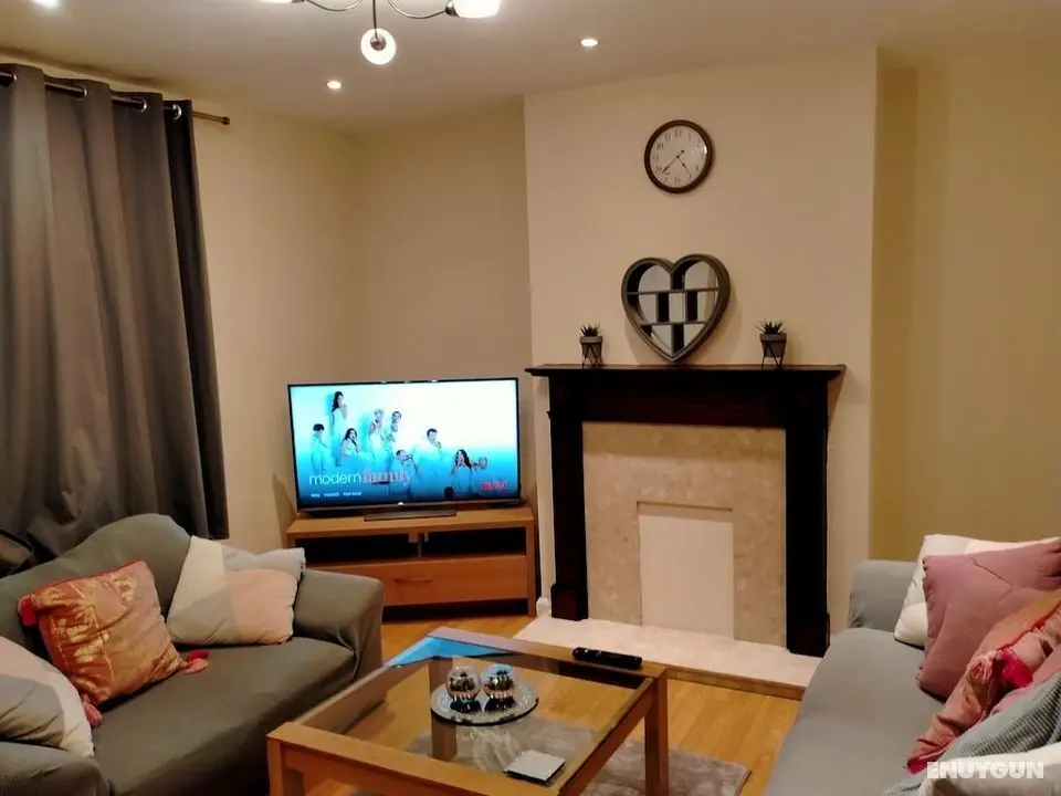 Spacious 3bed House in Walsall With Parking Onsite - Öne Çıkan Resim