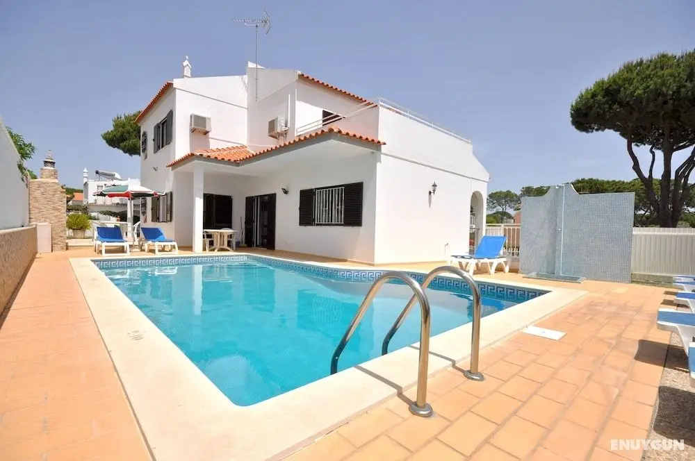 Spacious 4 Bedroom Villa Located in its own Grounds, With Private Pool and Bbq - Öne Çıkan Resim
