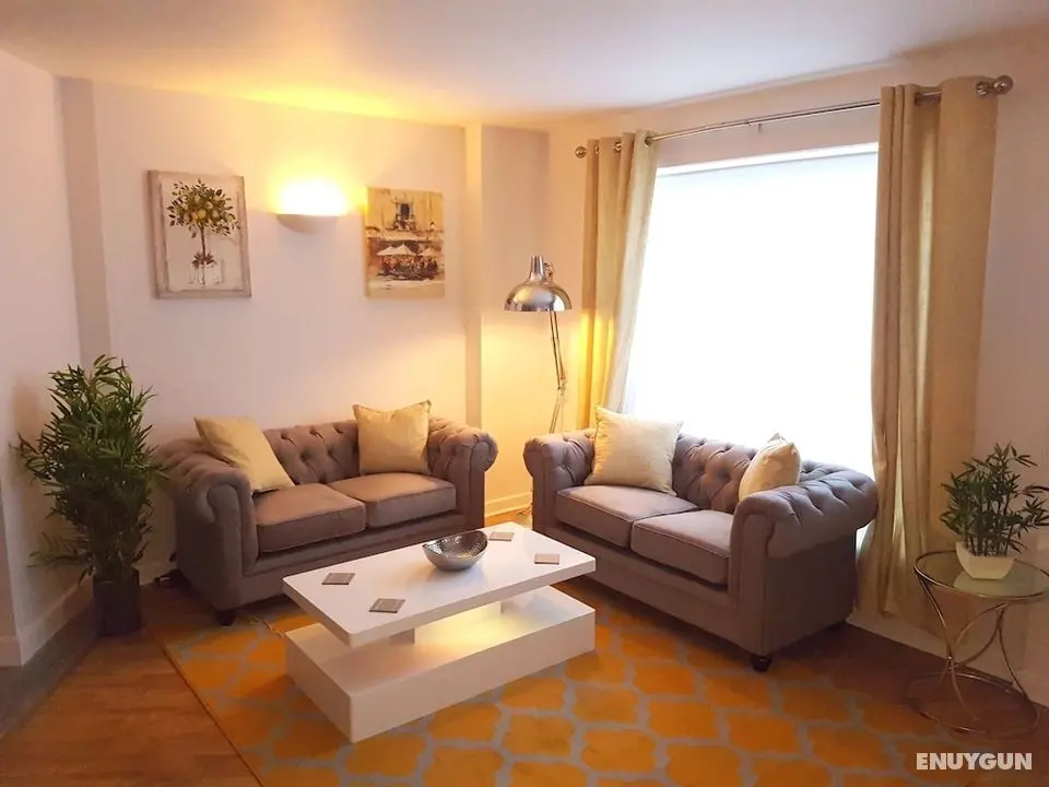 Spacious Bright and Modern Living - Öne Çıkan Resim