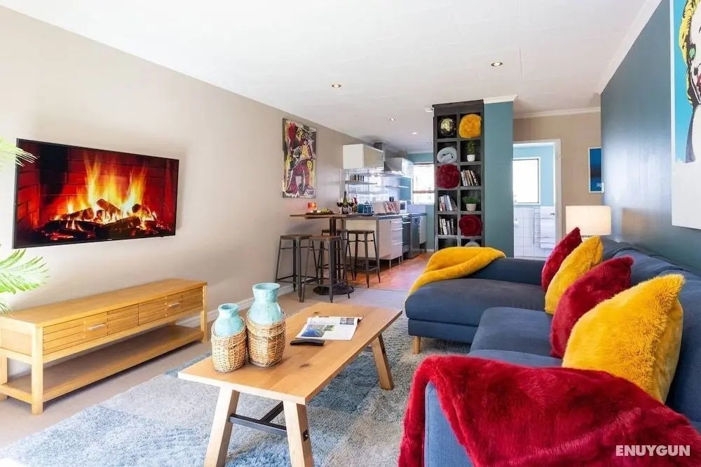 Spacious Central City Apartment with Parking - Öne Çıkan Resim