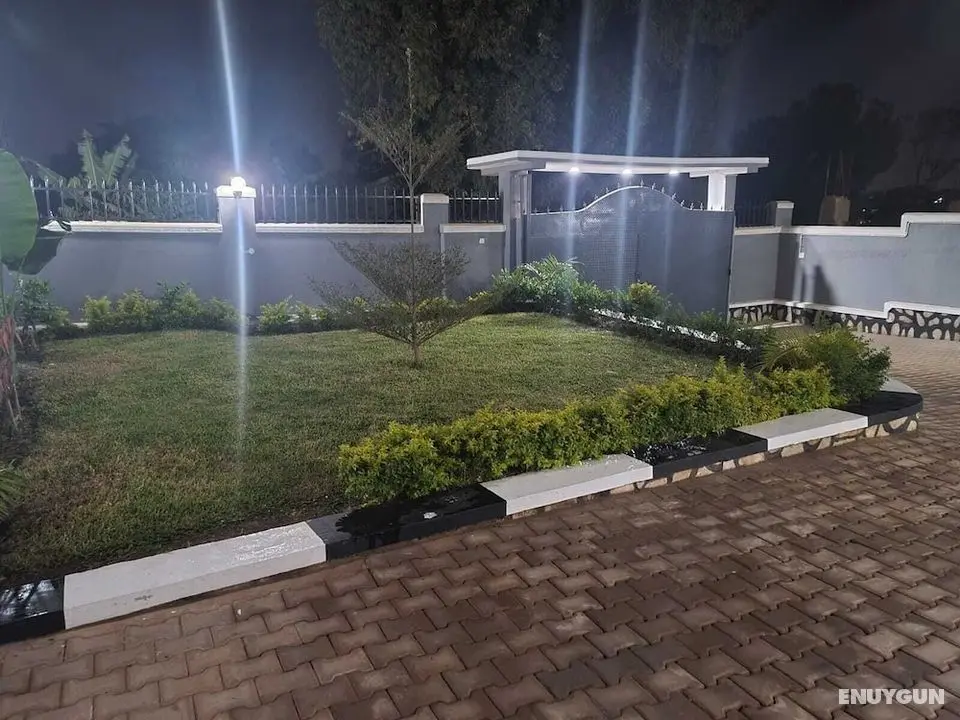 Spacious and Comfortable House in Kampala, Uganda - Dış Mekan