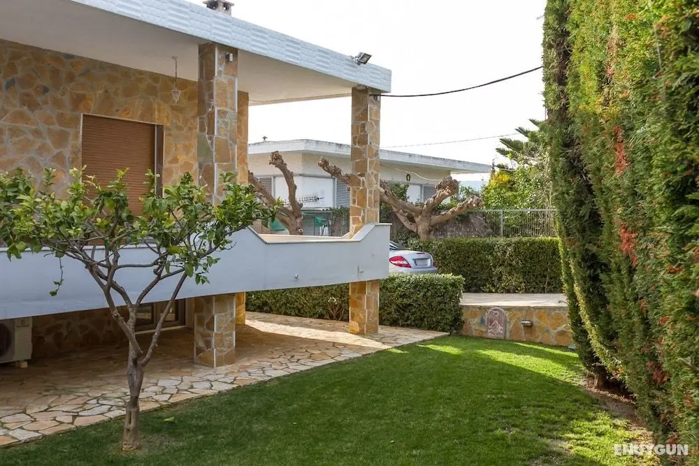 Spacious home with garden in Marathonas - Öne Çıkan Resim