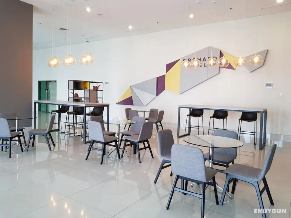 Spacious Studio Apartment Accses To Pakuwon Mall At Tanglin Supermall Mansion - Lobi