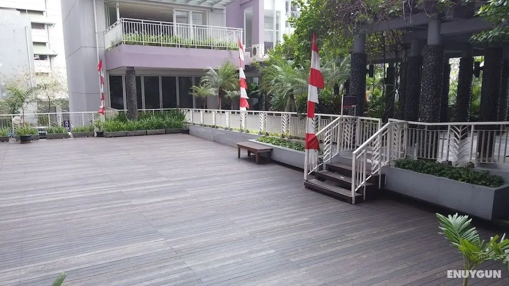 Spacious Studio The Lavande Residence Apartment near Kota Kasablanka - Dış Mekan