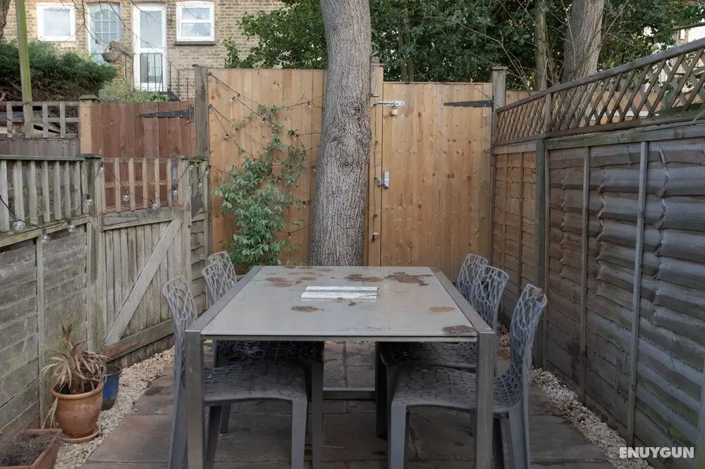 Spacious two Bedroom Maisonette With Private Garden in Balham by Underthedoormat - Dış Mekan