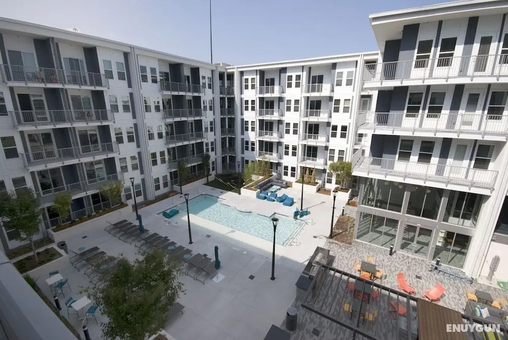 Spectacular Suites by BCA Furnished Apts - Havuz